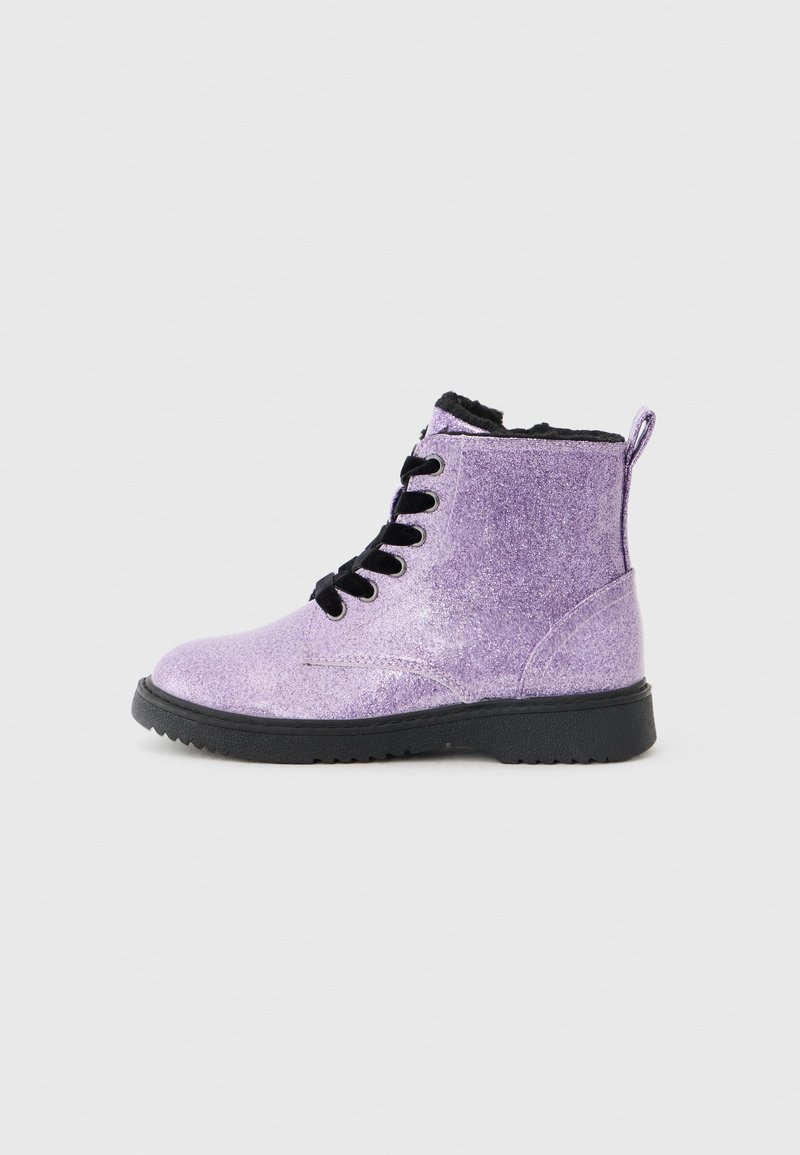 Bottes chevilles pailletées violettes avec des lacets noirs, une surface texturée et une doublure en fourrure noire. Présente une languette au talon et une semelle en caoutchouc.