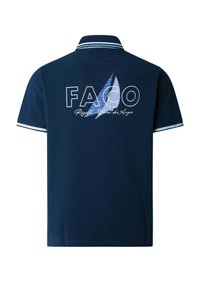 Polo blu marina con righe bianche e azzurre sul colletto e sulle maniche, con la scritta "FAÇO" e una grafica di una barca a vela sul retro.