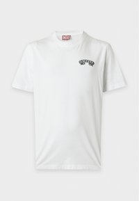 T-shirt blanc à manches courtes avec col rond, petit logo Diesel noir sur la poitrine gauche et étiquette Diesel rouge à l'intérieur du col.