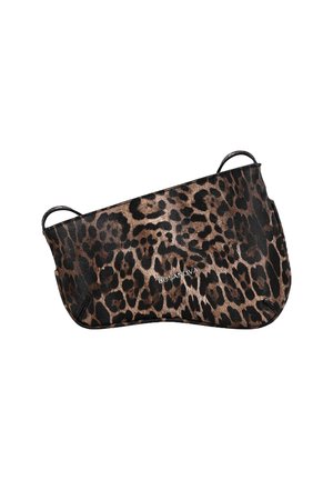 Clutch de estampado de leopardo en cuero sintético, con textura suave y ribete negro. Dos correas delgadas para llevar. Logo mostrado en la parte frontal.