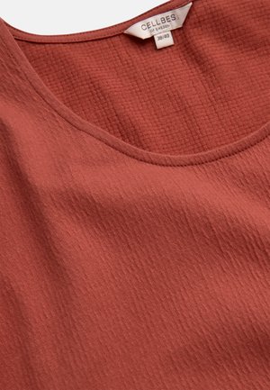Rustfarvet tekstureret stofbluse med rund halsudskæring og påsyet label med teksten "Cellbes of Sweden 38/40."