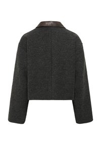 Veste en laine à motif gris foncé avec des manches larges et un col en cuir marron, vue de dos sur fond blanc.