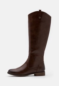 Bottes en cuir marron hautes jusqu'au genou avec une finition lisse, bout rond, petit talon carré et une sangle décorative en haut.