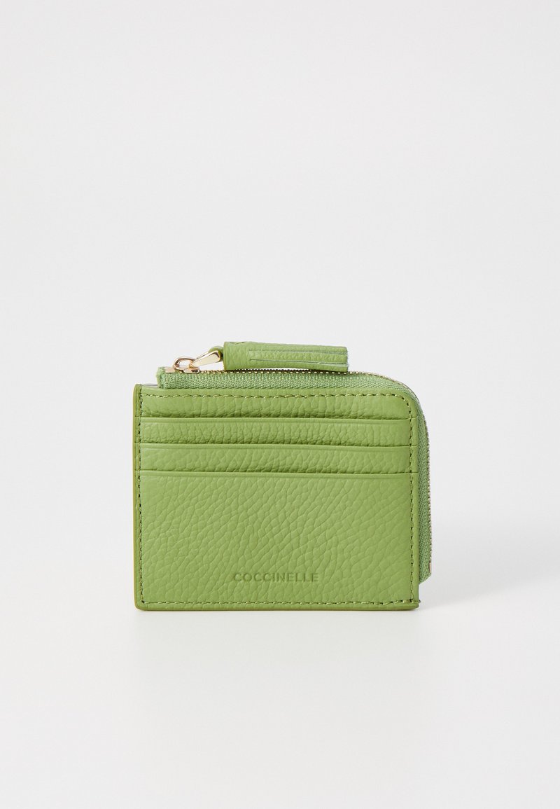 Portafoglio in pelle verde con finitura texture. Presenta diversi scomparti per carte, un compartimento con zip e un dettaglio del logo sulla parte anteriore.