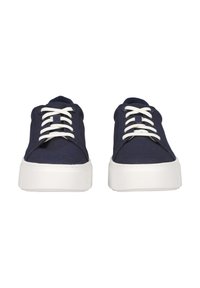 Marineblaues Canvas-Sneaker mit weißen Schnürsenkeln, runder Zehenpartie und weißer Gummiplattformsohle. Einfaches Design ohne sichtbare Muster oder Akzente.