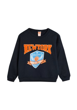 Czarna bluza z kapturem z napisem "NEW YORK" w pomarańczowym kolorze, niebieskim graficznym herbem z koszykówką oraz prążkowanymi mankietami i dolnym brzegiem.