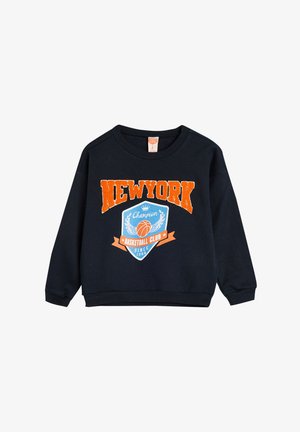 Czarna bluza z kapturem z napisem "NEW YORK" w pomarańczowym kolorze, niebieskim graficznym herbem z koszykówką oraz prążkowanymi mankietami i dolnym brzegiem.