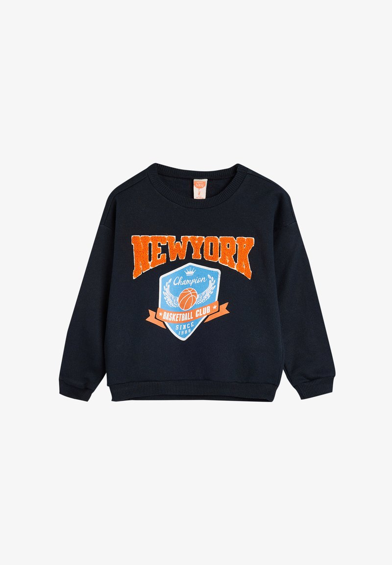 Czarna bluza z kapturem z napisem "NEW YORK" w pomarańczowym kolorze, niebieskim graficznym herbem z koszykówką oraz prążkowanymi mankietami i dolnym brzegiem.