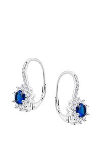 Srebrne kolczyki z centralnym niebieskim kamieniem otoczonym małymi przezroczystymi kryształkami, zaprojektowane z zapięciem w formie pętli i kwiatowym ustawieniem.