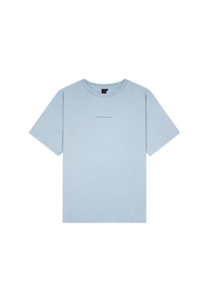 Hellblaues T-Shirt mit kurzen Ärmeln, auf der Brust mittig der Text "TOMORROWLAND" und Rundhalsausschnitt.
