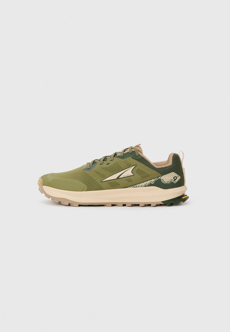 Des chaussures de course vertes avec un dessus texturé, une semelle en caoutchouc et des accents beiges. Elles présentent un design épuré et un logo bien en vue.