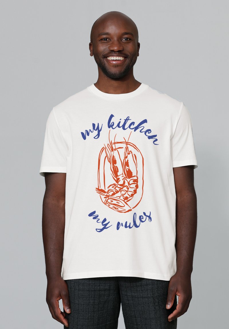 Weißes Baumwoll-T-Shirt mit einem Hummer-Design in Orange und dem Text "Meine Küche, meine Regeln" in Blau. Mit kurzen Ärmeln und Rundhalsausschnitt.