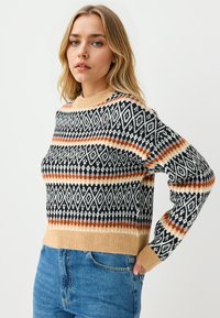 Gebreide trui met een geometrisch patroon in zwart, wit en oranje, met een tankleurige geribde ronde hals en zoom; cropped ontwerp en lange mouwen.