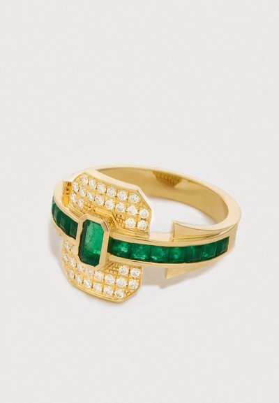 Χρυσό δαχτυλίδι με σμαραγδί και διαφανείς πέτρες, εξαγωνική πράσινη πέτρα και επιμήκη ορθογώνια πράσινα ένθετα με λαμπερό φινίρισμα.