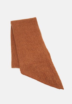 Écharpe brun texturée douce pliée dans le sens de la longueur avec une extrémité pointue sur un fond blanc uni.