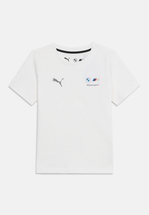 Balta īsroku t-krekls ar Puma logotipu kreisajā krūtīs un BMW Motorsport logotipu labajā krūtīs zem apkakles.