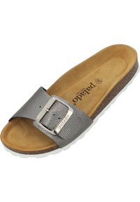 Grijze slide sandalen met een gestructureerde band, zilveren gesp en een beige, gevoerde voetbed. Voorzien van een witte rubberen zool met een kurkachtige tussenzool.