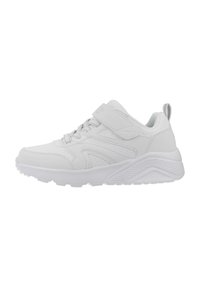 Zapatillas deportivas blancas con un upper sintético texturizado, cierre con cordones y tira de Velcro, cuello acolchado y suela de goma con un patrón en forma de ola.