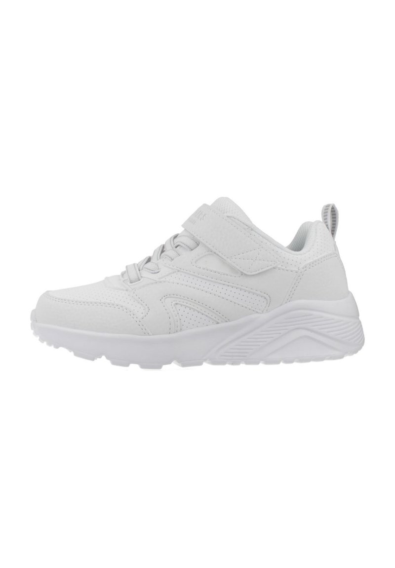 Zapatillas deportivas blancas con un upper sintético texturizado, cierre con cordones y tira de Velcro, cuello acolchado y suela de goma con un patrón en forma de ola.