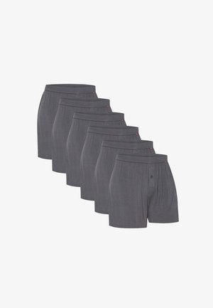 Zes paar donkergrijze herenshortjes met elastische tailles en knoopsluiting, gerangschikt in een verspringende rij.