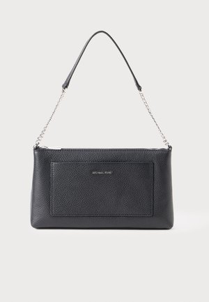 Sac à bandoulière en cuir texturé noir avec bandoulière chaîne argentée et poche avant étiquetée "MICHAEL KORS" sur un fond uni.