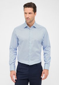 Camicia da uomo a maniche lunghe con collo alla francese, di colore blu con motivo geometrico su sfondo azzurro chiaro. Presenta bottoni bianchi.