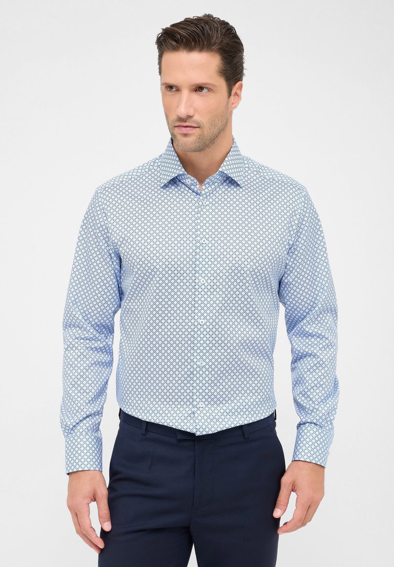 Camicia da uomo a maniche lunghe con collo alla francese, di colore blu con motivo geometrico su sfondo azzurro chiaro. Presenta bottoni bianchi.