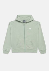 Hoodie de zíper verde claro com bolsos frontais, punhos canelados, capuz e pequeno logótipo branco da New Balance no lado esquerdo do peito.