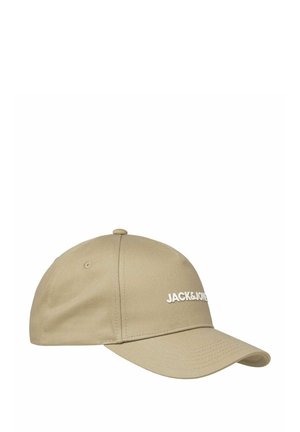 Gorra de béisbol beige hecha de tela con visera curvada y logo bordado "JACK&JONES" en blanco en la parte frontal. Correa trasera ajustable.
