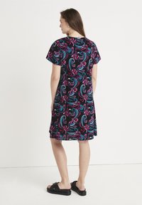 Kortærmet kjole i sort stof med et frodigt blomsterprint i pink og turkis, med en afslappet pasform og knælængde.