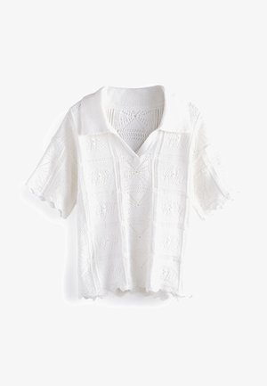 Witte gebreide trui met korte mouwen, een kraag met V-hals en een textuur van geometrische patronen over het hele kledingstuk.