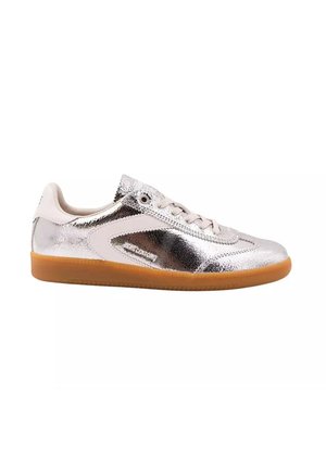 Sneaker low-top con tomaia in argento metallizzato, dettagli bianchi, lacci rosa chiaro e suola in gomma color naturale.