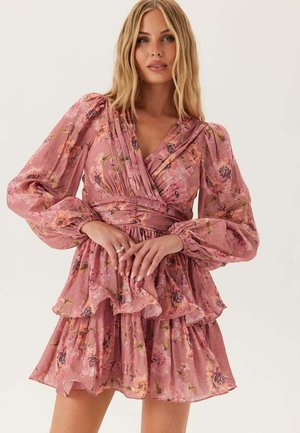 Roze bloemenjurk met lange puffmouwen, een gewikkelde lijfje en een gelaagde ruche rok. Gemaakt van lichtgewicht stof met een gestructureerde afwerking.