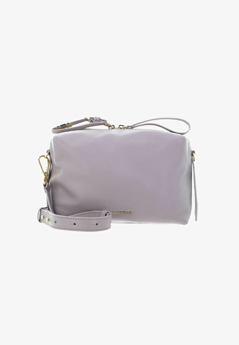 Sac bandoulière en cuir gris clair avec sangle réglable, ferrures dorées, fermeture éclair et petit logo de la marque à l'avant.