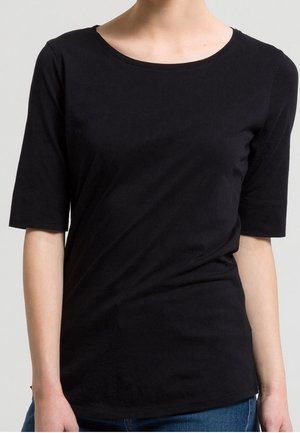 Czarny t-shirt z krótkim rękawem i okrągłym dekoltem, wykonany z miękkiego materiału, oferujący wygodne dopasowanie i gładką teksturę.