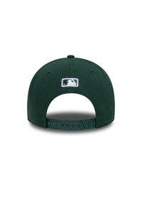 Zöld baseball sapka lapos karimával, állítható snapback kijelzővel, és fehér hímzett MLB logóval a hátsó részén. A textúra simának tűnik.