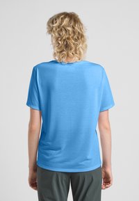 Lichtblauw, korte mouwen t-shirt van zachte stof met een ronde halslijn en een relaxte pasvorm, weergegeven vanuit de achterkant.