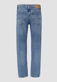 Niebieskie jeansy z prostą nogawką, z naszywką ze skóry na pasku oraz dwoma tylnymi kieszeniami z ukośnymi klapkami.