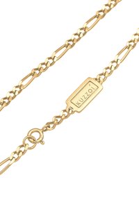 Goldfarbene Kettenhalskette mit miteinander verbundenen ovalen Gliedern und einem rechteckigen Anhänger, graviert mit "Kuzzoi". Mit einem Karabinerverschluss ausgestattet.