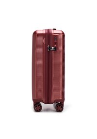 Pevný kufr v metalické růžové barvě, s drážkovaným povrchem, dvojitými zipy, kombinovaným zámkem a čtyřmi multidirezionálními kolečky.