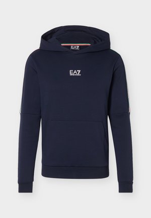 Marineblå hettegenser med frontlomme, hvit EA7 Emporio Armani-logo på brystet, og røde, hvite og grønne striper på ermene.