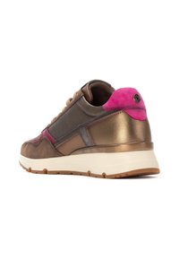 Zapatillas de deporte en bronce y rosa con acentos de ante y metálicos, paneles texturizados, suela ligera y forma redondeada.