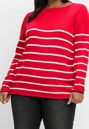 Haut à manches longues rouge avec des rayures horizontales blanches. Encolure ronde et tissu doux. Le corps principal présente une coupe décontractée. Associé à un denim foncé.