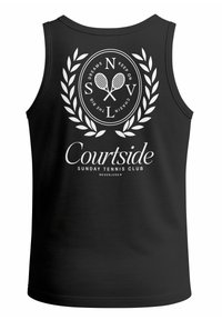 Schwarzes Tanktop mit einem kreisförmigen weißen Grafik, die Tennisschläger und Lorbeerblätter zeigt. Der Text beinhaltet "Courtside Sunday Tennis Club."