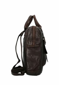 Mochila de cuero marrón con un acabado texturizado, que cuenta con un asa superior, correas ajustables y un cierre con cremallera en la parte superior.