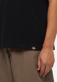 Dickies INDUSTRIAL ZONE  - Camiseta estampada - black