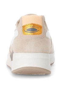Beige suède sneakerhak met een witte paneel, een gevoerde kraag en een gouden "rollingsoft" logo-label aan de achterkant.