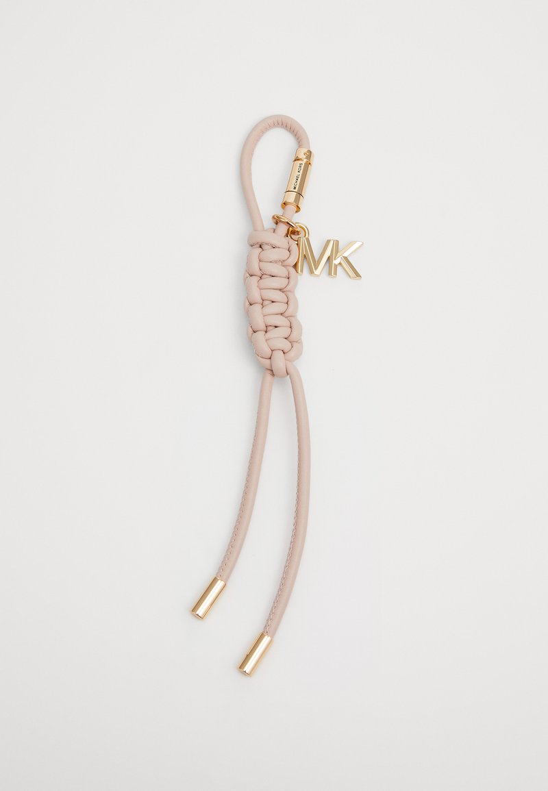 Llave con diseño trenzado de cuero rosa suave, acentos metálicos dorados y un charm colgante de "MK". Presenta un acabado suave y formas elegantes.