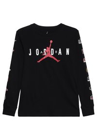 Schwarzes Langarm-T-Shirt mit rotem 'Jumpman'-Logo und dem Text 'JORDAN', verziert mit grafischen Schuh-Illustrationen entlang der Ärmeln.