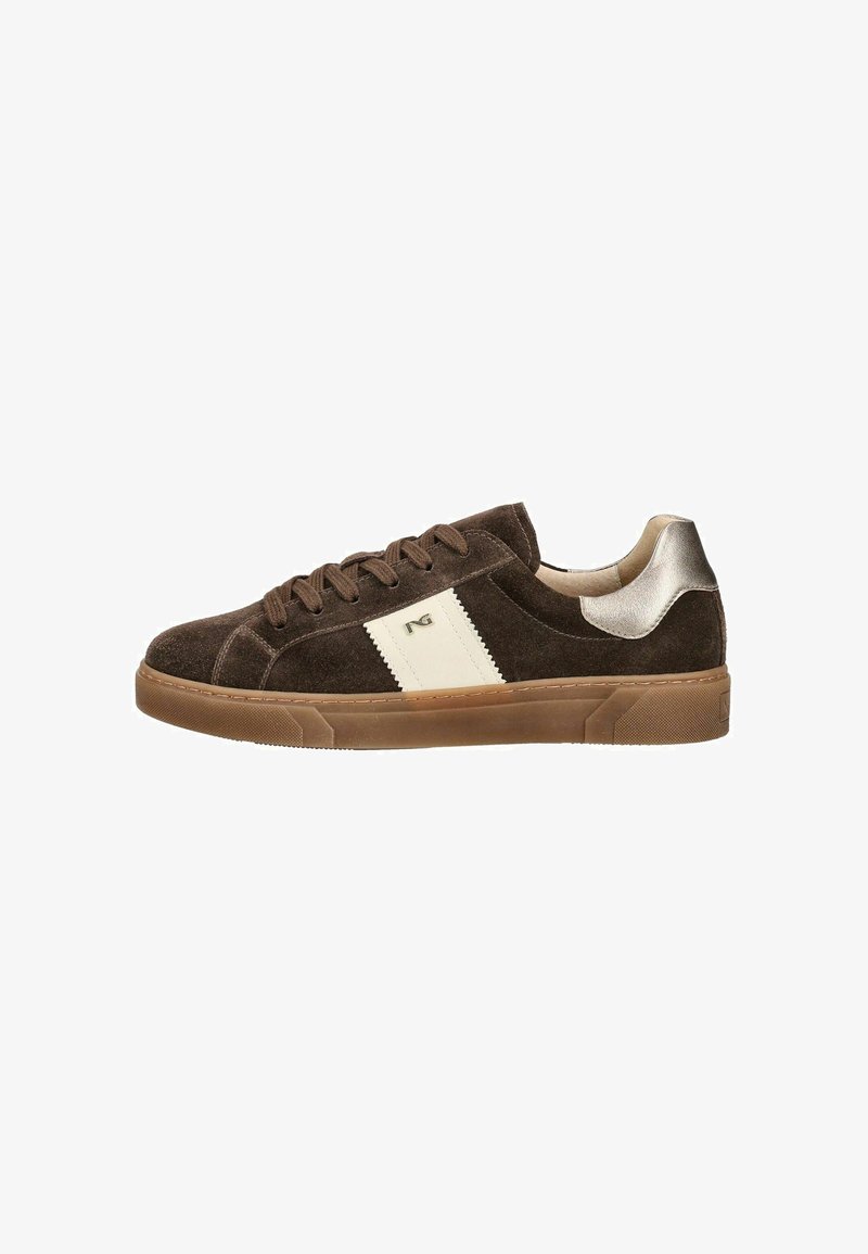 Baskets en daim marron avec lacets marron, bande latérale blanche avec logo, languette beige au talon et semelle en caoutchouc marron.